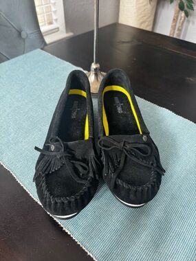 Minnetonka Women's Kilty Plus black suede moccasins 11